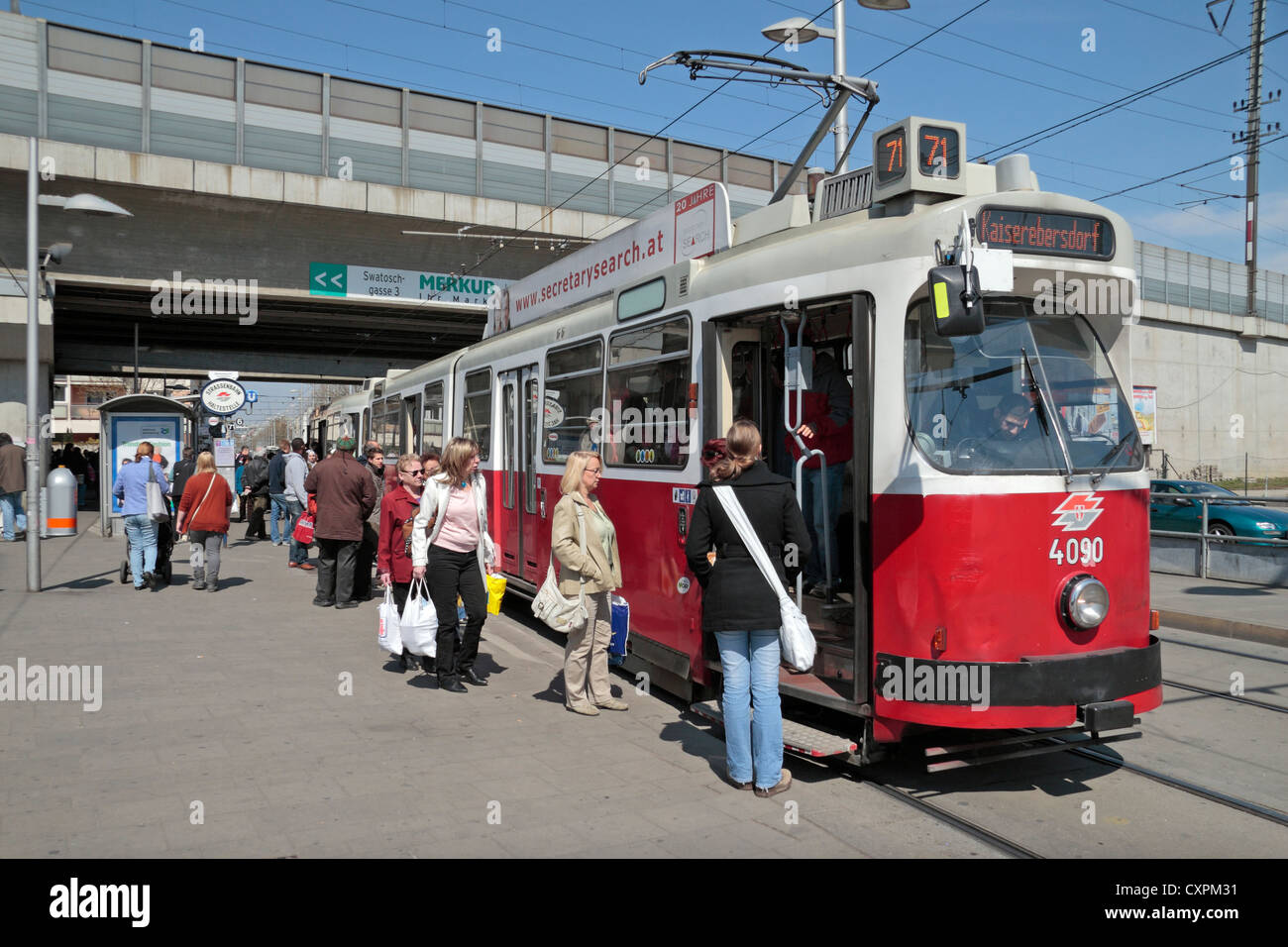 Nr. 71 elektrische Straßenbahn warten an einer Straßenbahnhaltestelle in Wien, Österreich. Stockfoto