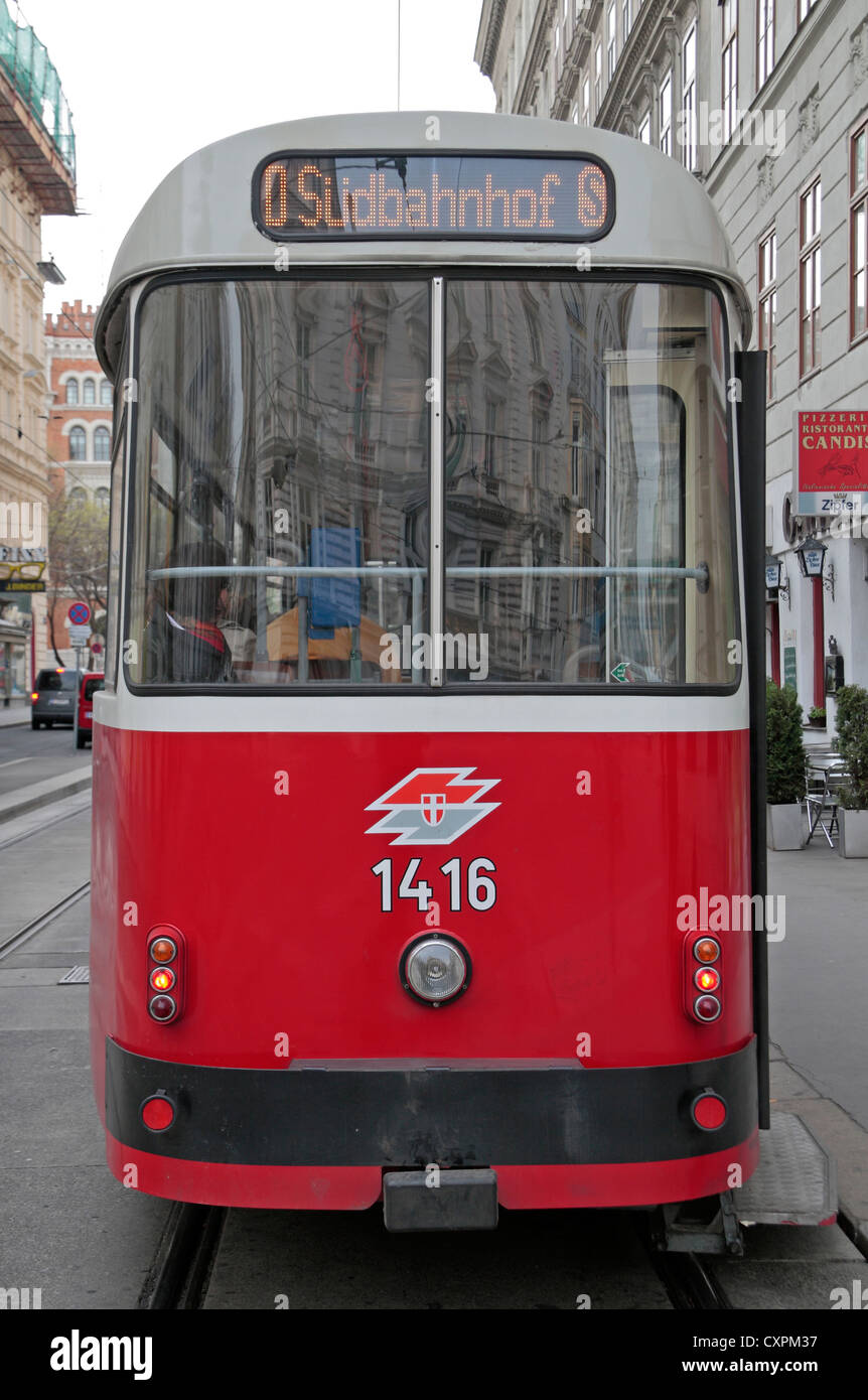 Eine elektrische Straßenbahn warten an einer Straßenbahnhaltestelle in Wien, Österreich. Stockfoto