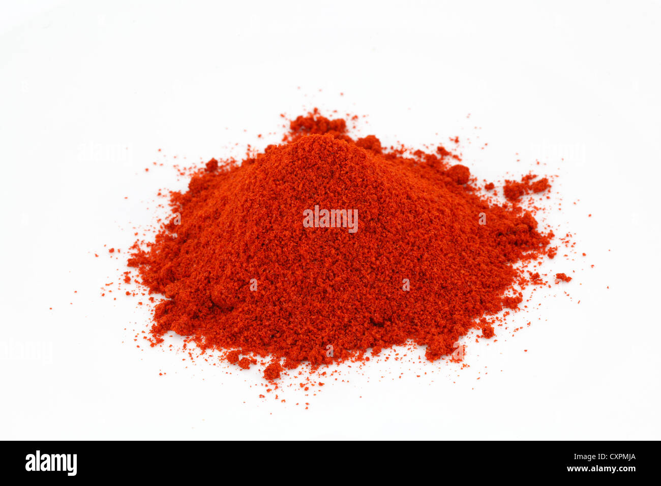Chili-Pulver Heap auf weißem Hintergrund Stockfoto