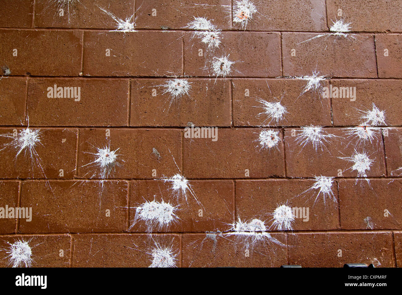 Roten Backsteinmauer mit weißen Splat-Markierungen Hintergrundmuster Stockfoto