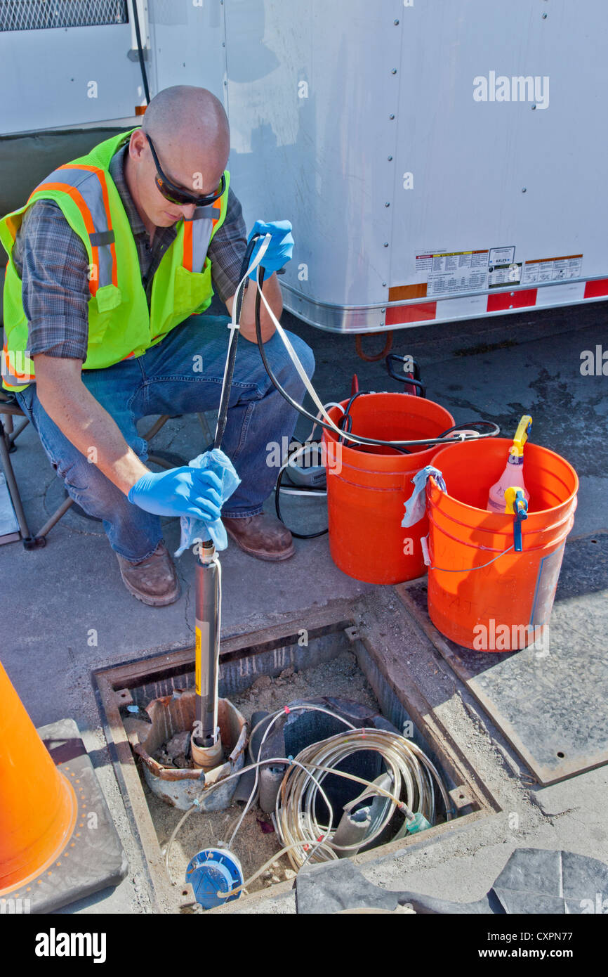 Techniker, die Vorbereitung, "Blase Pump" zu senken, um Verschmutzung des Grundwassers zu testen. Stockfoto