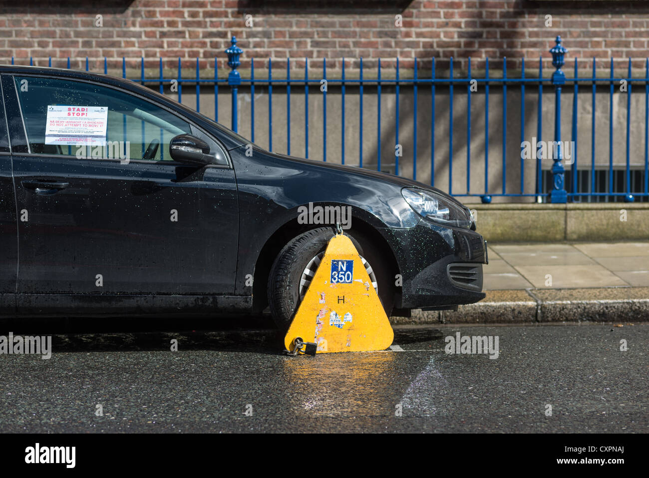 Auto mit Wheelclamp im Stadtzentrum von Dublin, Republik Irland geklemmt. Stockfoto