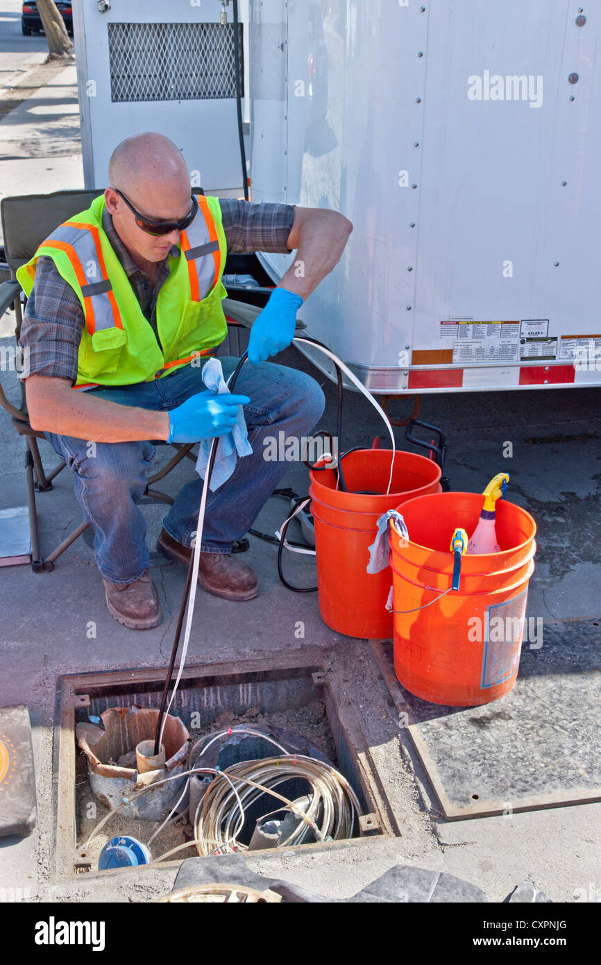 Techniker, die Vorbereitung für die Verschmutzung des Grundwassers zu testen. Stockfoto