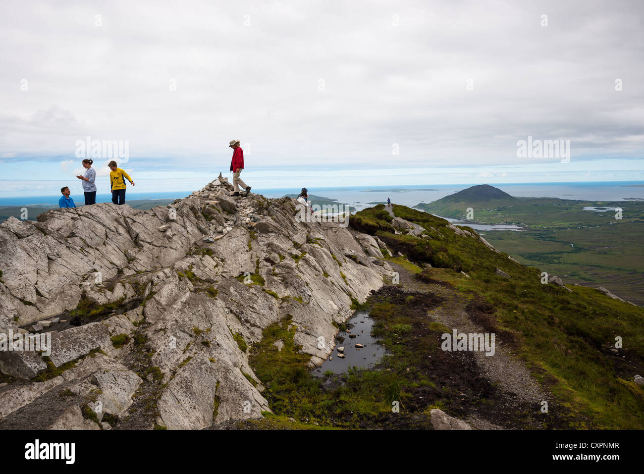 Wanderer auf dem Gipfel des Diamond Hill, Nationalpark Connemara, County Galway, Irland Stockfoto