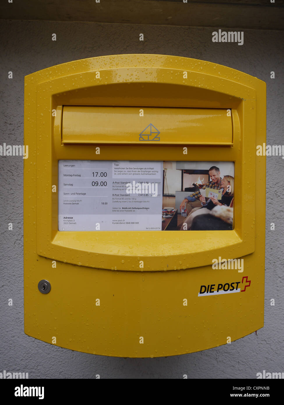 Sterben Sie Post-Briefkasten in der Bahnhofstrasse Zermatt, Schweiz  Stockfotografie - Alamy