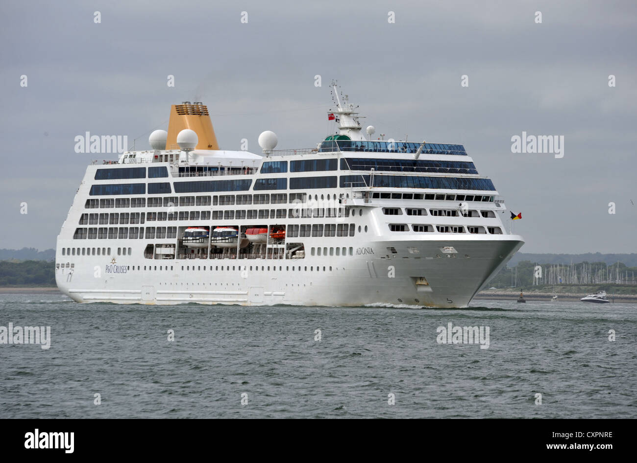 P & O Cruise Schiff Adonia Segel entlang Southampton Water Stockfoto