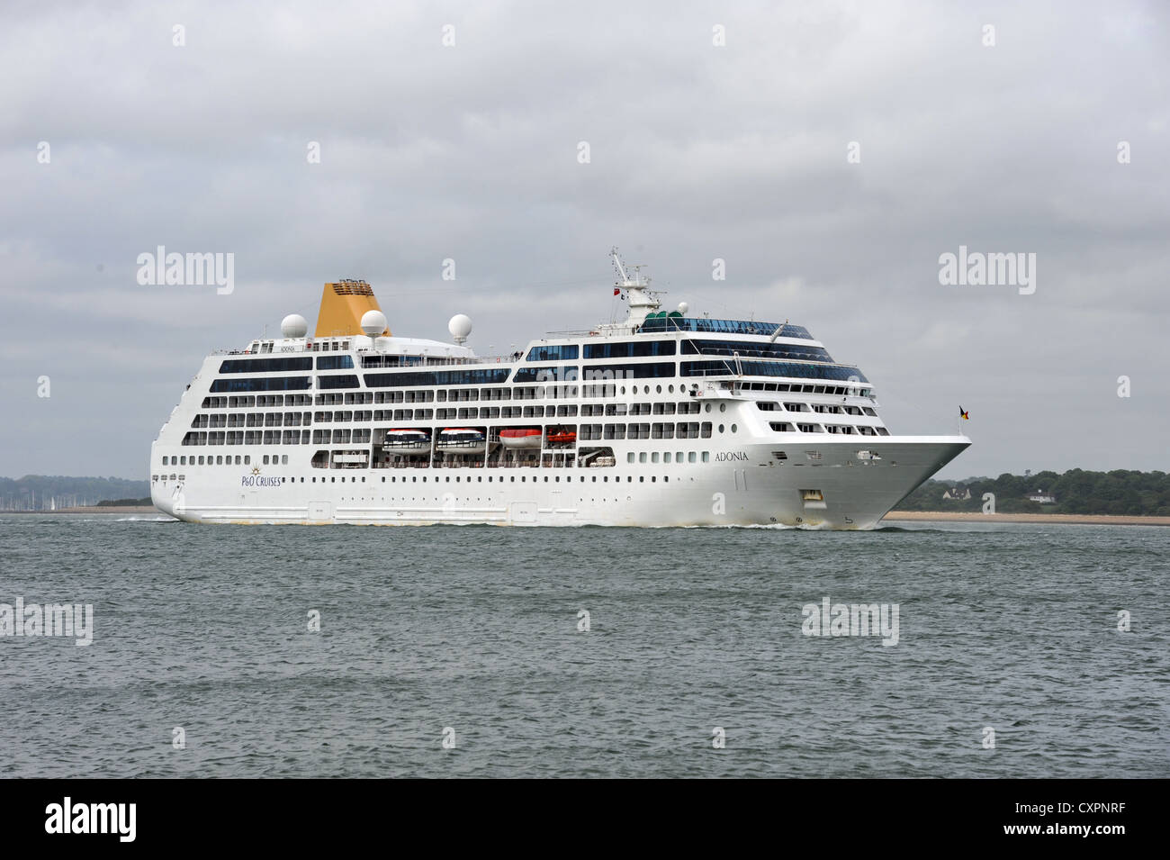 P & O Cruise Schiff Adonia Segel entlang Southampton Water Stockfoto
