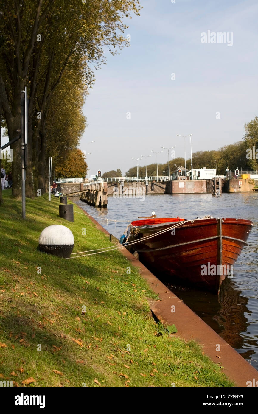 Boot auf dem Great North Holland Kanal; Amsterdam Stockfoto