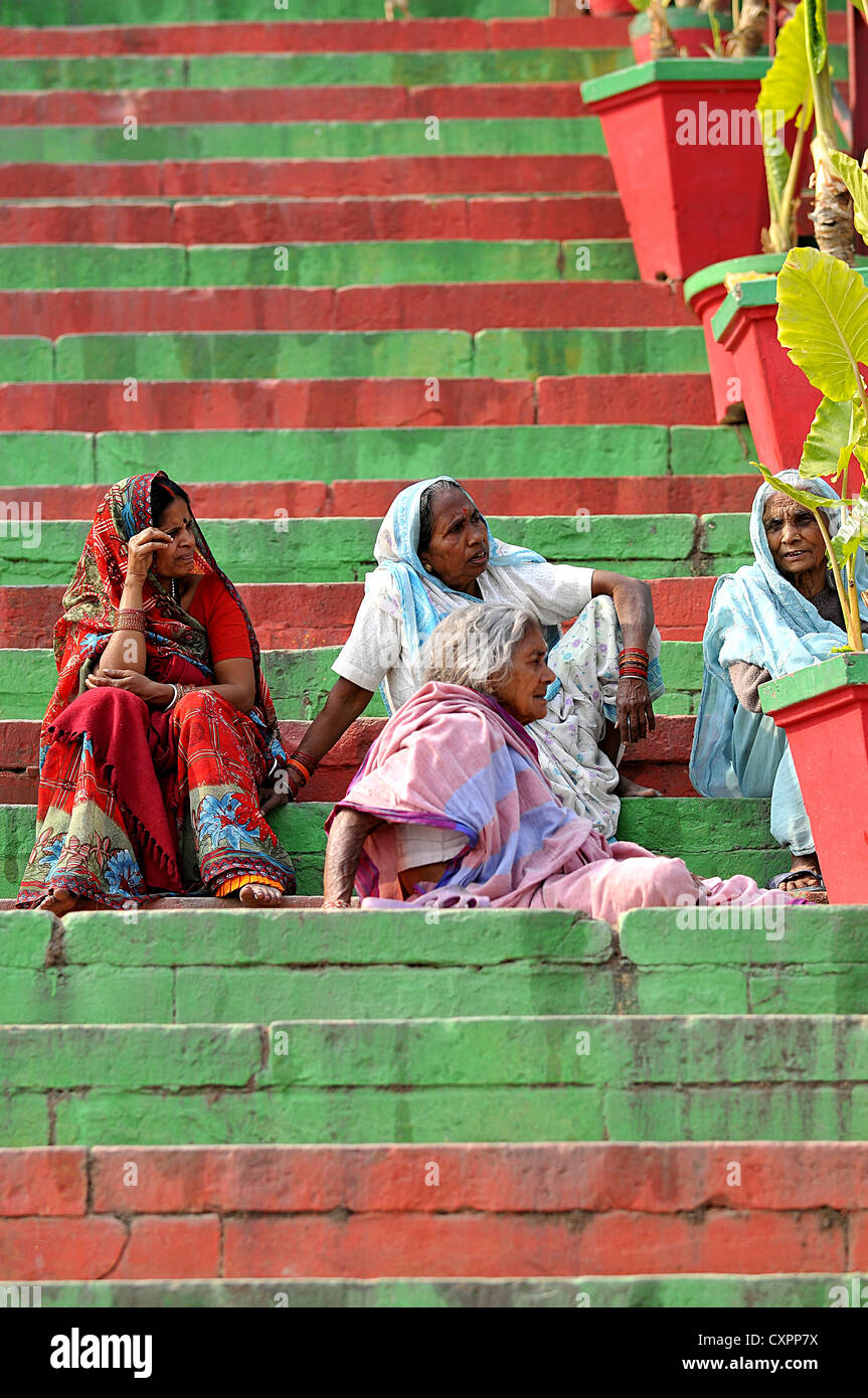 Asien Indien Uttar Pradesh Varanasi oder Benares Menschen an den Ufern des Flusses Ganges Stockfoto