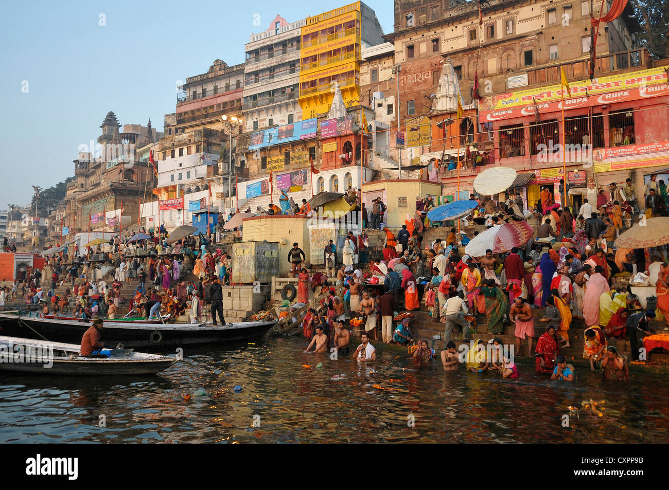 Asien Indien Uttar Pradesh Varanasi Hindu Anhänger auf den Ghats des Flusses Ganges Stockfoto Asien Indien Uttar Pradesh Varanasi Hindu Anhänger auf den Ghats des Flusses Ganges Stockfoto