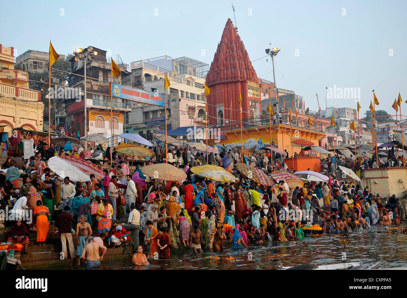 Asien Indien Uttar Pradesh Varanasi Hindu Anhänger auf den Ghats des Flusses Ganges Stockfoto Asien Indien Uttar Pradesh Varanasi Hindu Anhänger auf den Ghats des Flusses Ganges Stockfoto