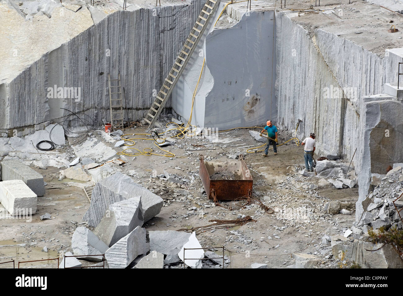 Zwei Männer arbeiten in einem Granitsteinbruch, Rock of Ages Granitsteinbruch, Barre, Vermont, USA Stockfoto