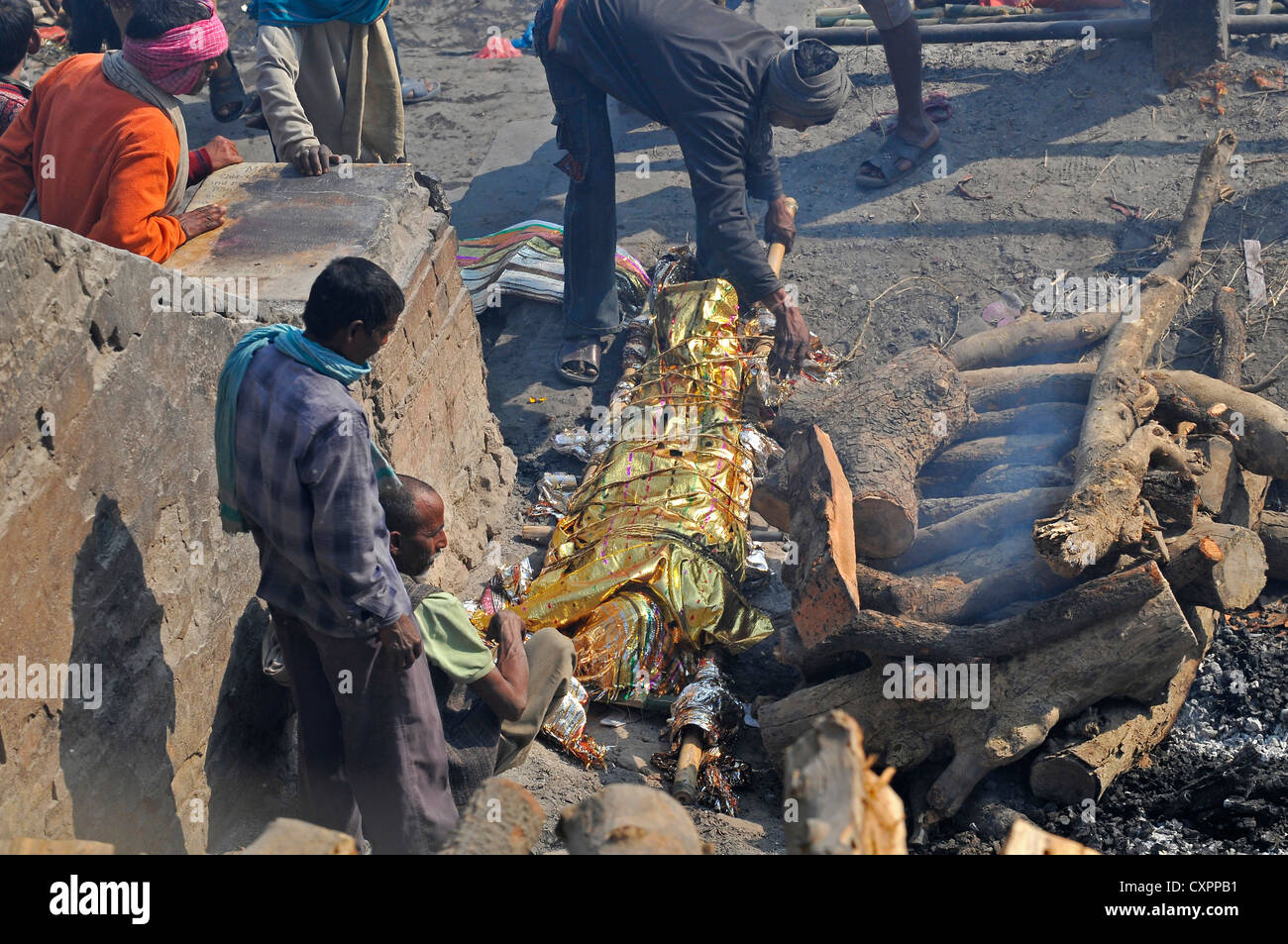 Asien Indien Uttar Pradesh Varanasi Manikarnika Ghat für Hindu Einäscherung Zeremonien verwendet Stockfoto