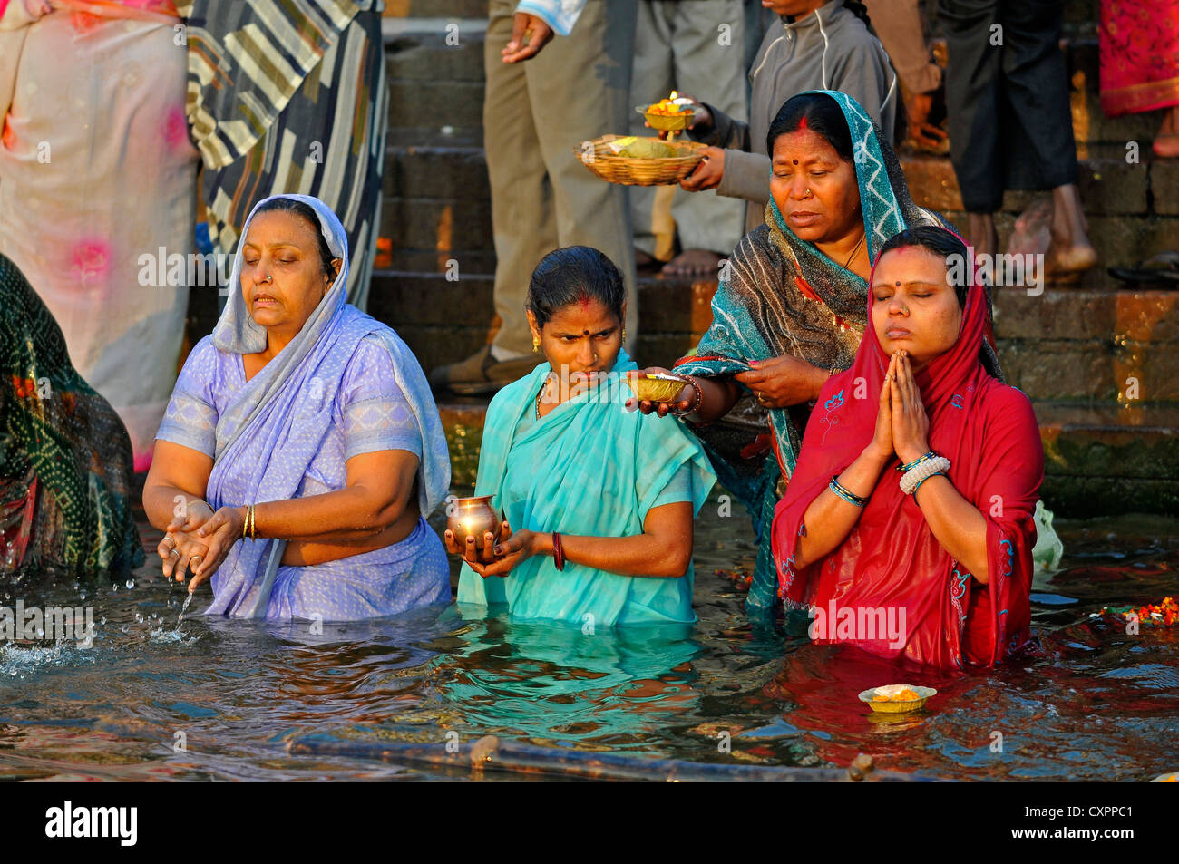 Asien Indien Varanasi Uttar Pradesh A Bad im heiligen Wasser des Ganges Stockfoto