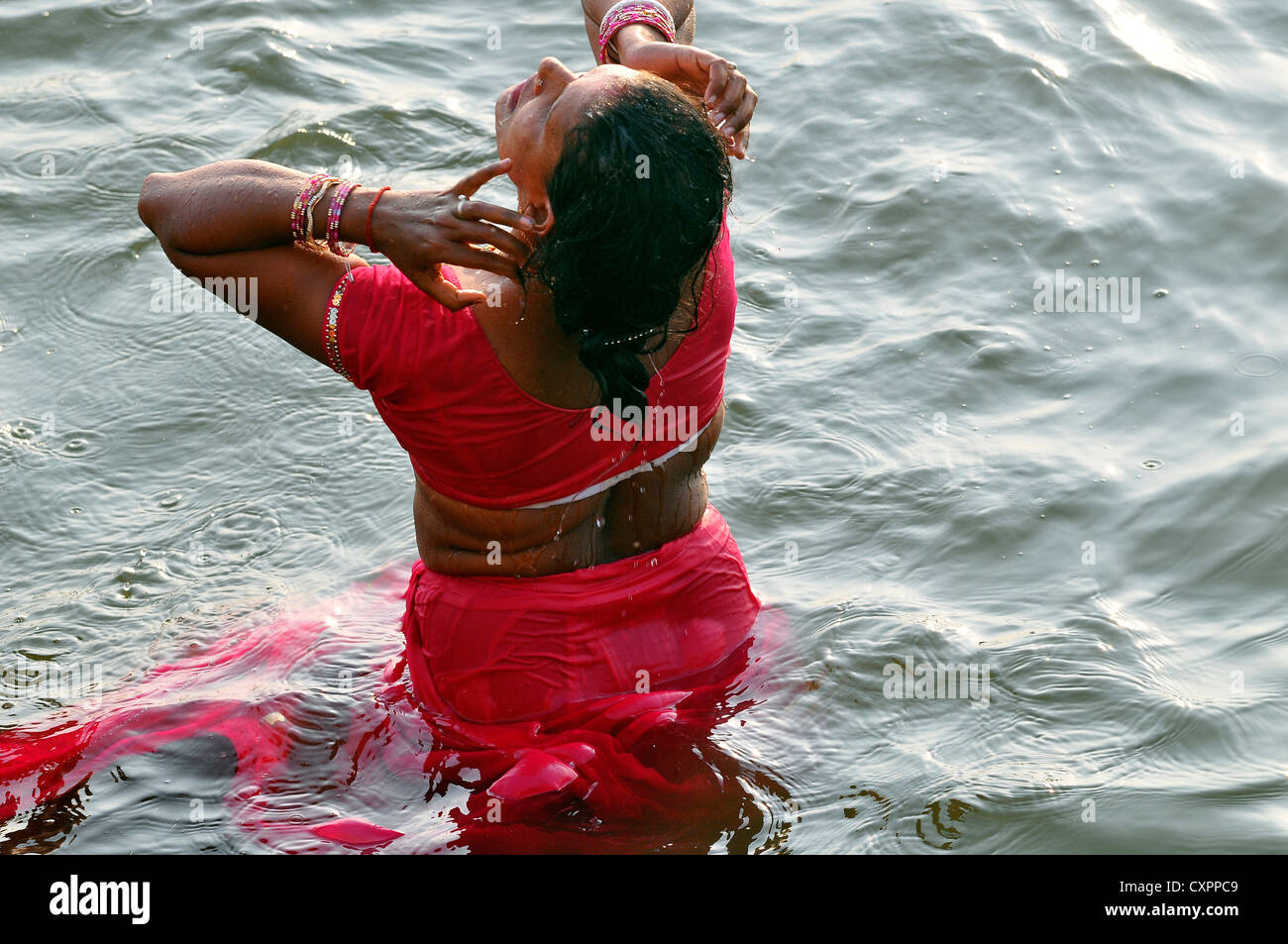 Asien Indien Varanasi Uttar Pradesh A Bad im heiligen Wasser des Ganges Stockfoto