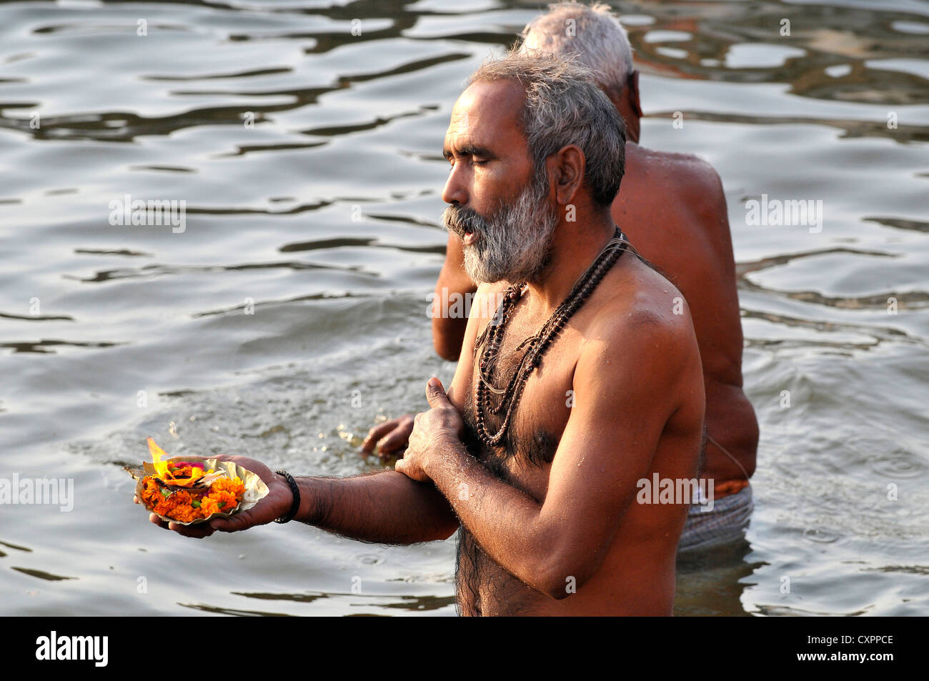 Asien Indien Uttar Pradesh Varanasi A Bad im heiligen Wasser des Ganges Stockfoto