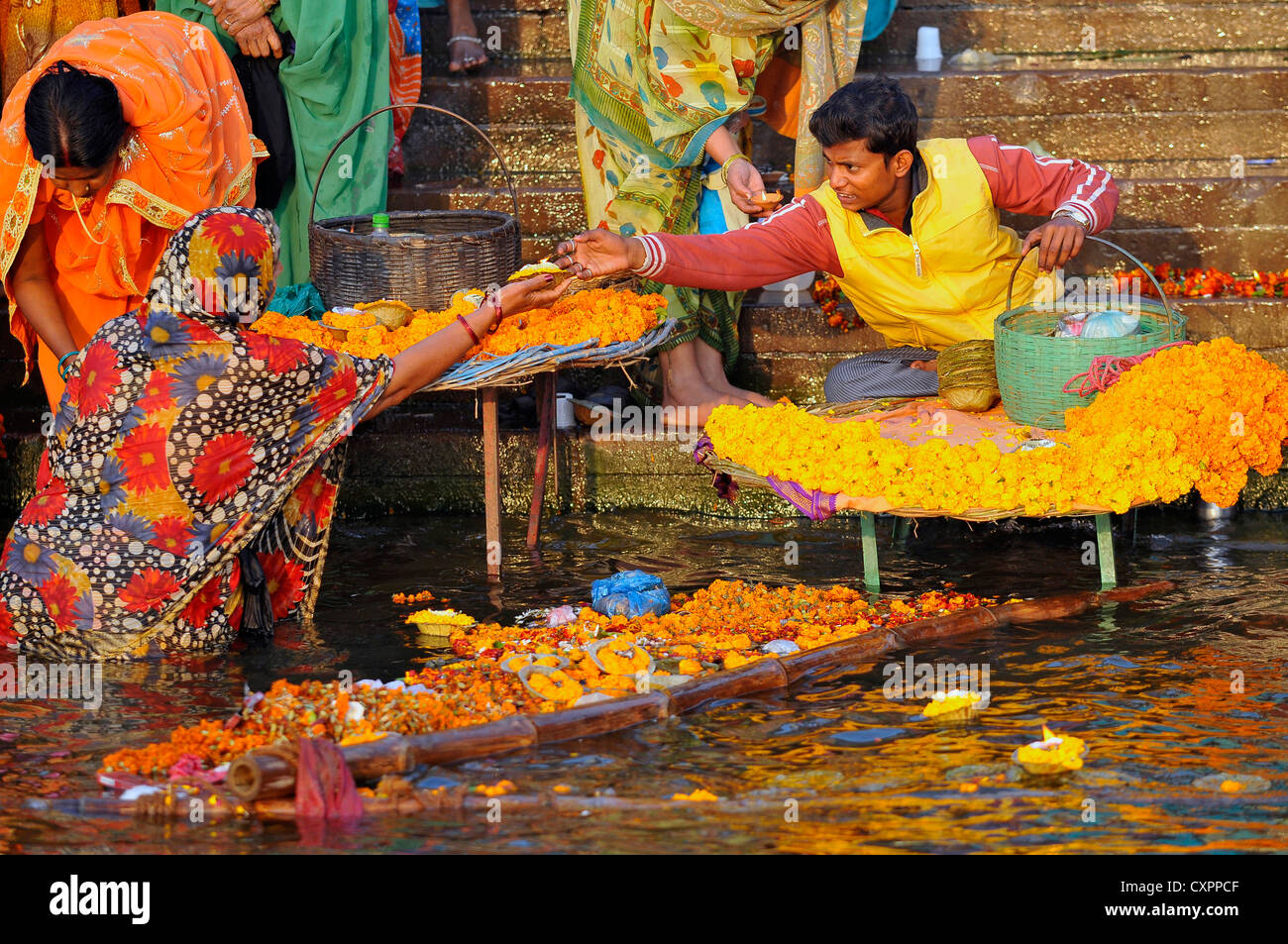 Asien Indien Varanasi Straßenhändler verkaufen Diyas oder Votiv Lichter Stockfoto