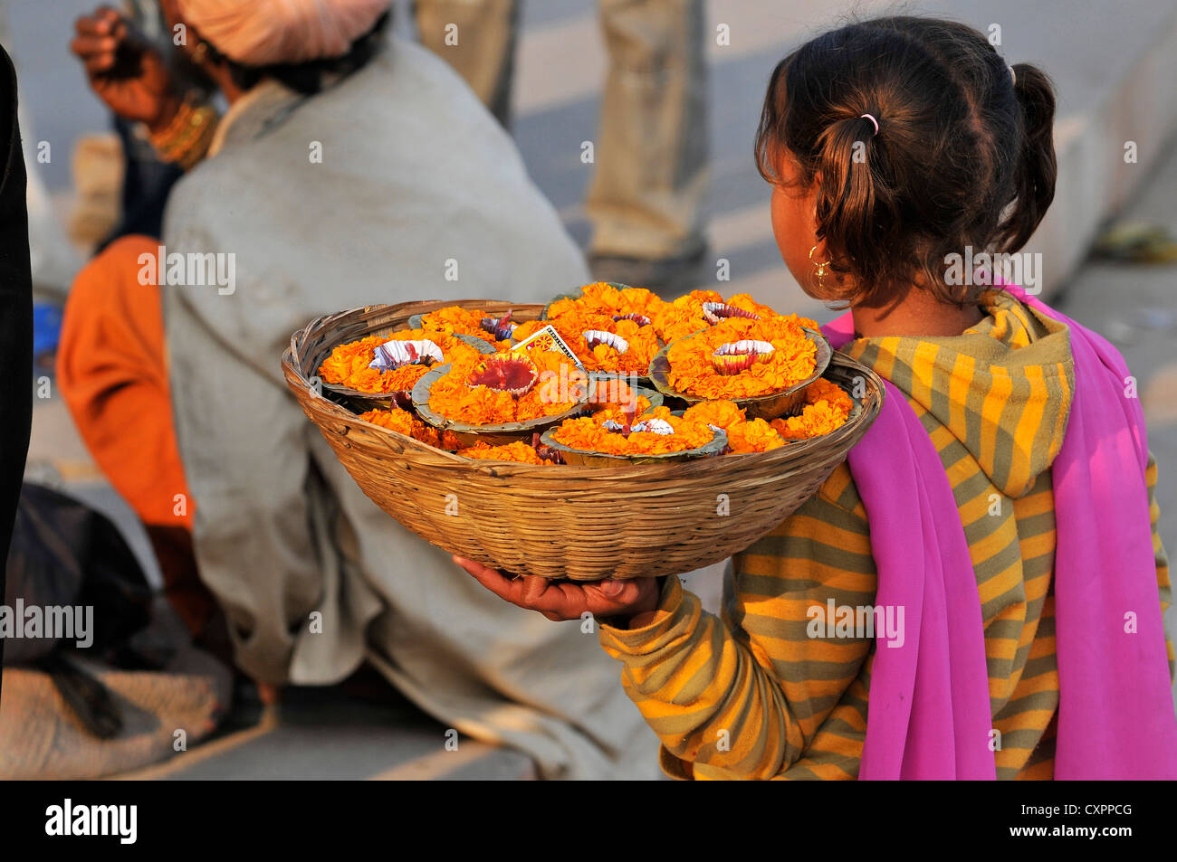 Asien Indien Varanasi Benares Straßenhändler verkaufen Diyas oder Votiv Lichter Stockfoto