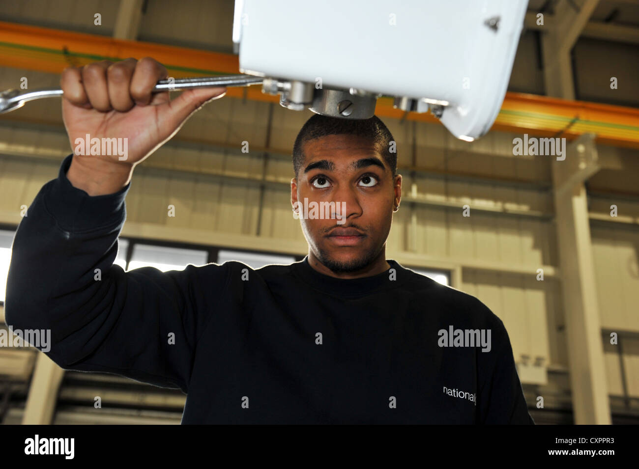 Junge Auszubildende die Ausbildung zum Techniker für ein Energieversorgungsunternehmen Stockfoto