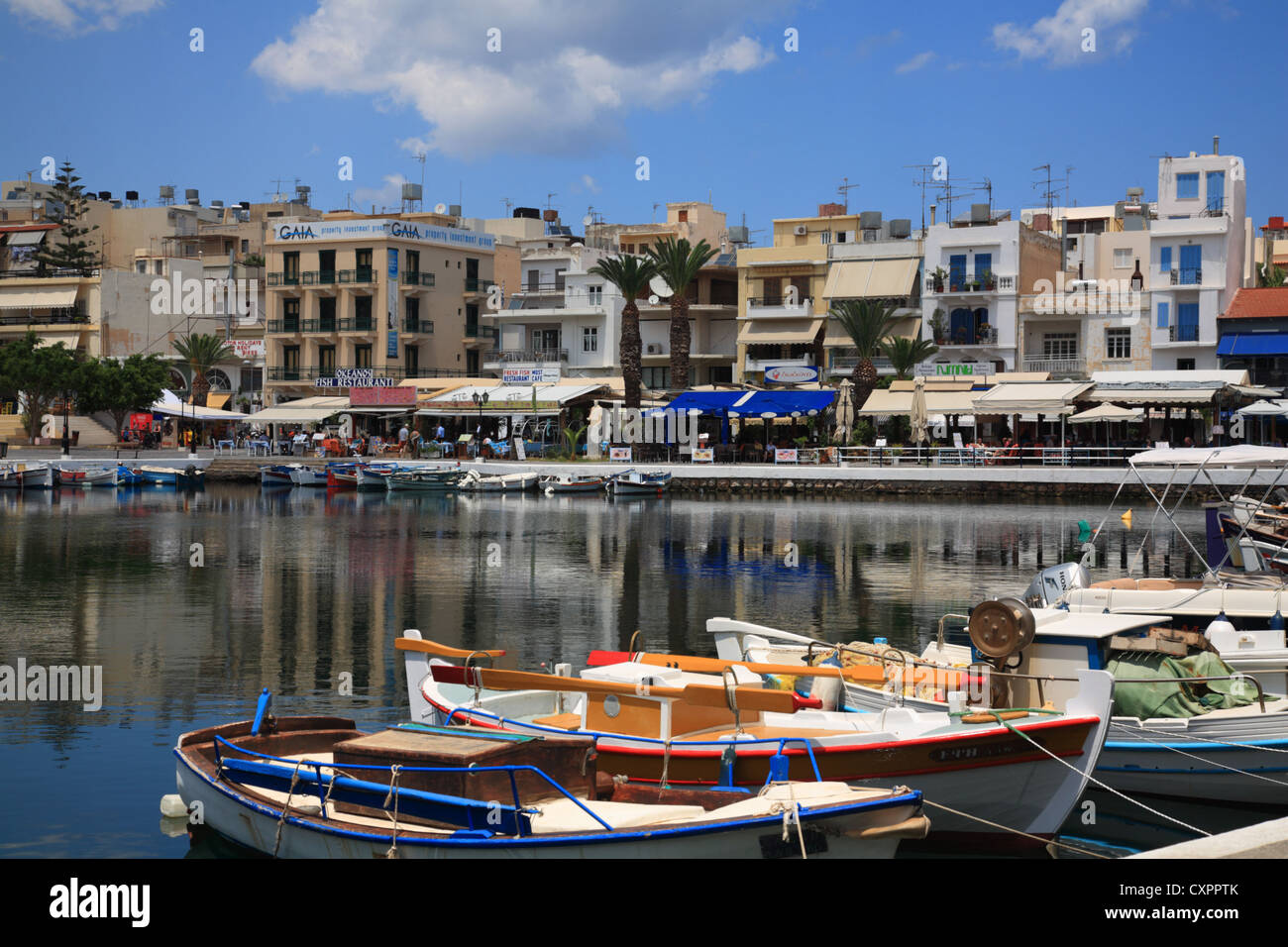 Cafés und Boote auf und rund um den See Überlieferung, Agios Nikolaos, Kreta, Griechenland Stockfoto