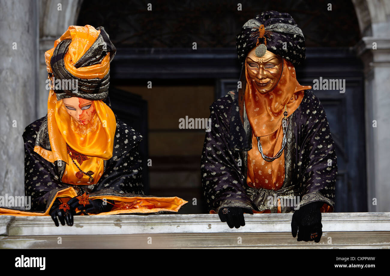 Paar auf Balkon Karneval in Venedig Stockfoto