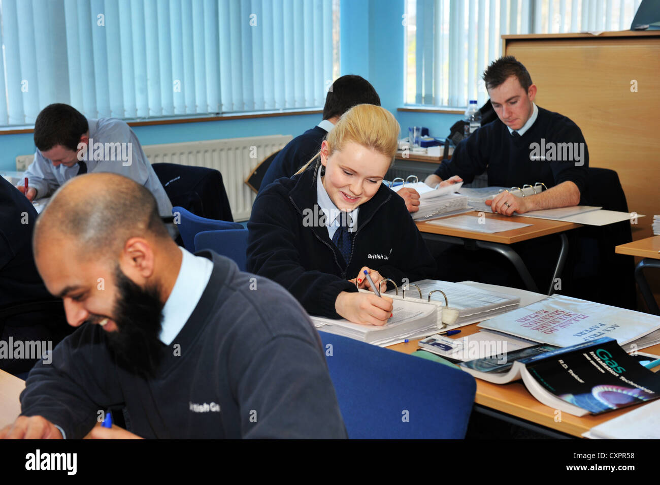 Junge Auszubildende sitzen einen schriftlichen Test, British Gas Stockfoto