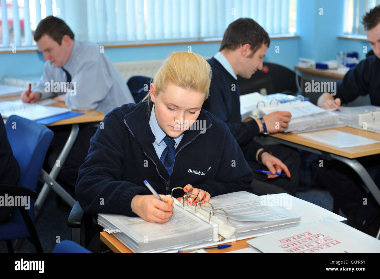 Junge Auszubildende sitzen einen schriftlichen Test, British Gas Stockfoto