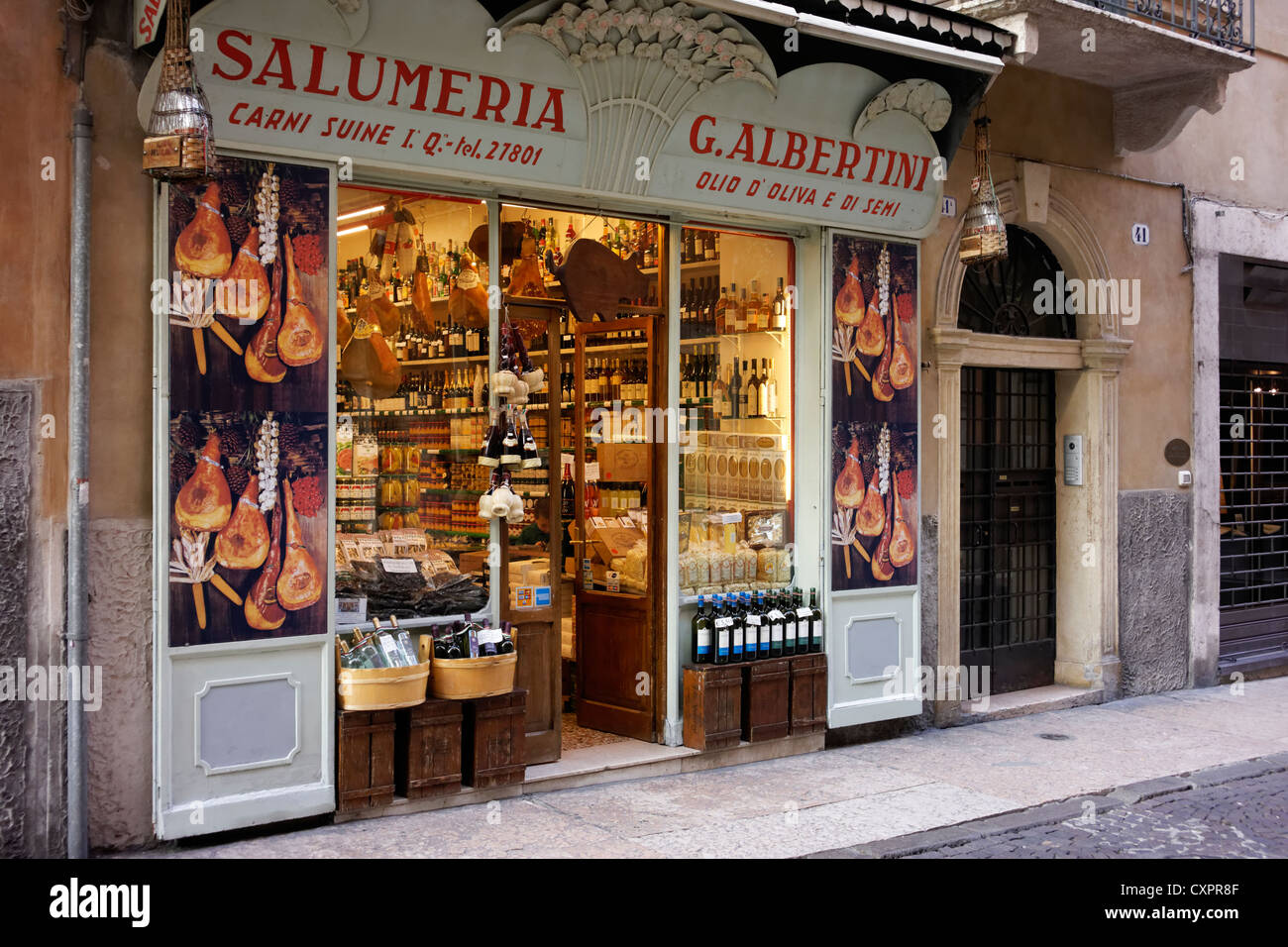 Ein Gourmet-Lebensmittelgeschäft in Verona, Italien. Stockfoto