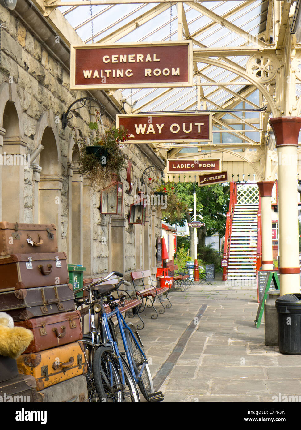 Bahn-Bahnsteig an Ramsbottom Lancashire Stockfoto