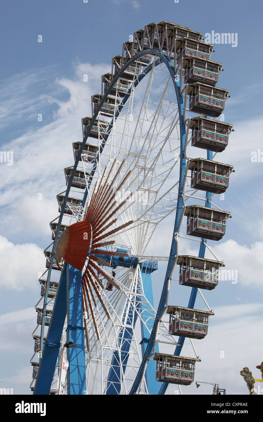 Das hohe Fähre Rad auf dem Oktoberfest in München Stockfoto