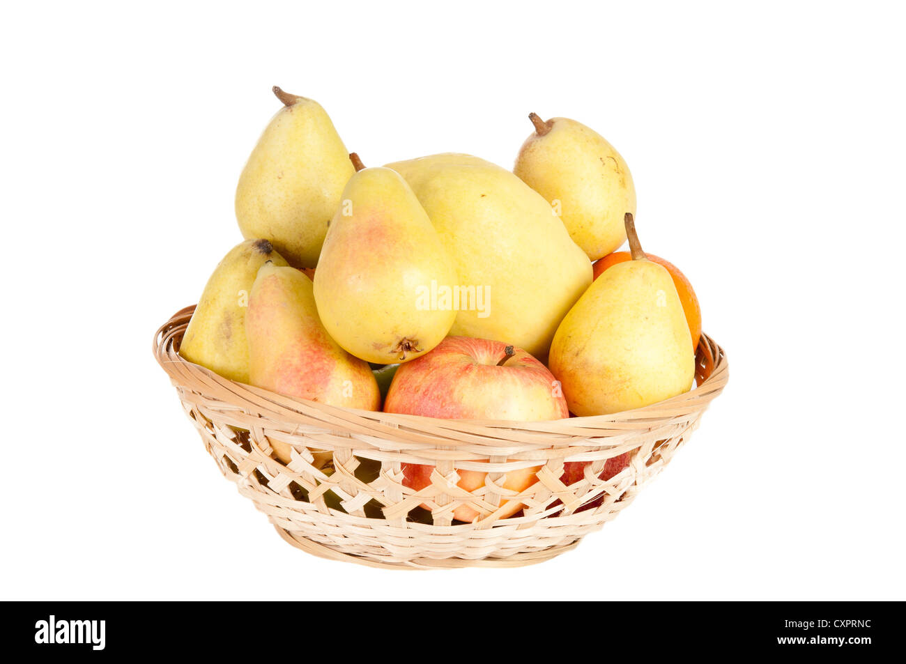 Hölzerne Korb voller Früchte auf einem weißen Hintergrund Stockfoto