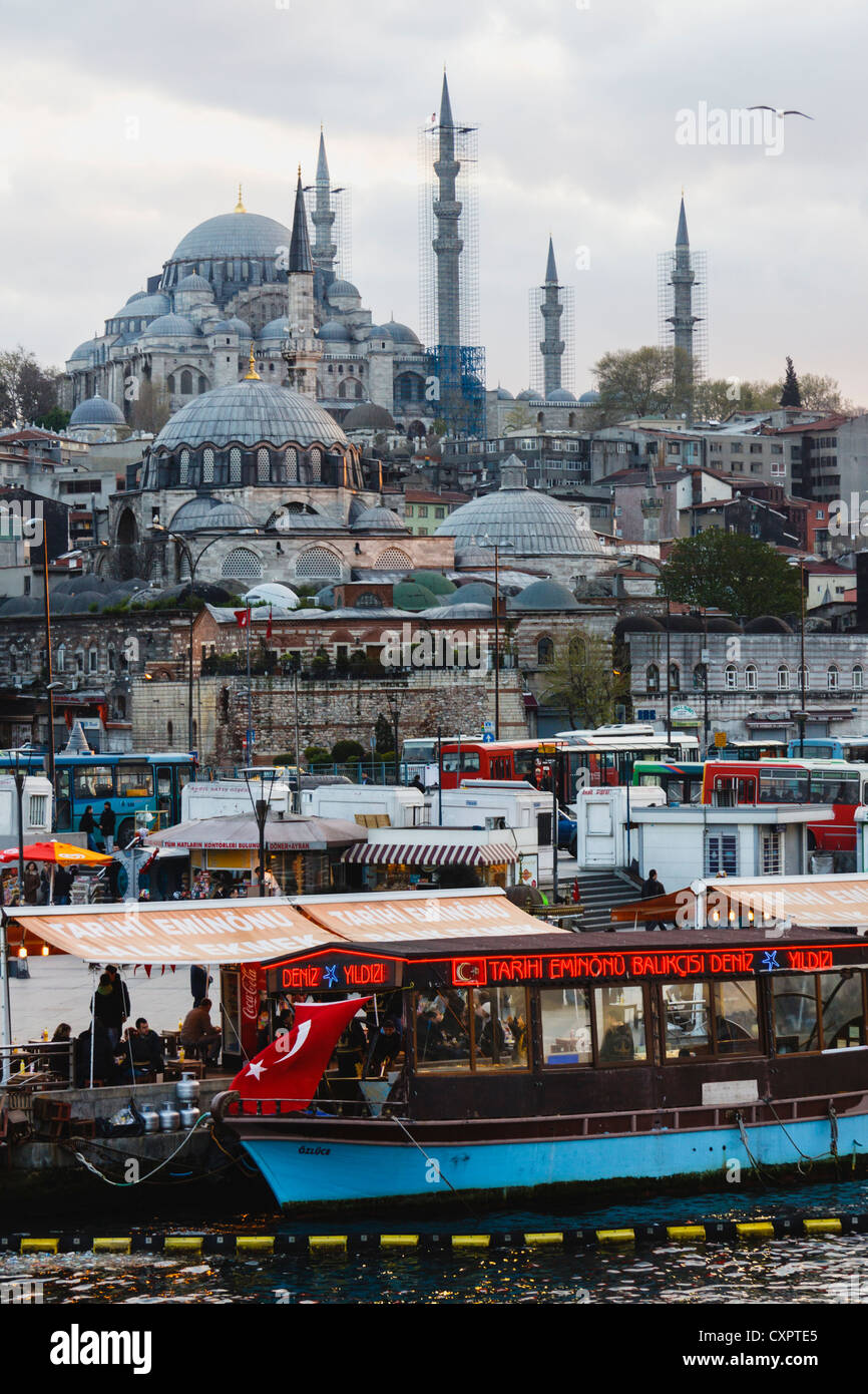 Istanbul, Türkei: Fisch - Restaurant Schiff auf das Goldene Horn. Rüstem Pasha und Süleymaniye Moschee im Hintergrund. Stockfoto