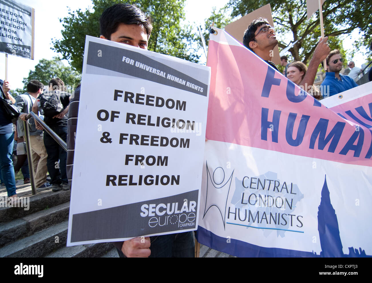 über der Oberseite von seinem Plakat gucken eine Menschenrechtsaktivistin während März Protestkundgebung der säkularen Europa Kampagne London Stockfoto