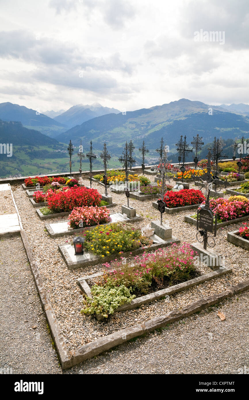Schöne Blumen auf Gräbern in einer Schweizer Friedhof, Kirche St. Remigius,  Falera Schweiz Stockfotografie - Alamy