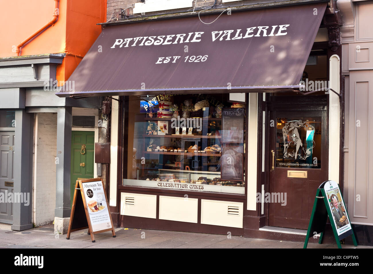 Bury St Edmunds Abbeygate Street Zweig der Patisserie Valerie ersetzte die lokalen Bardwell Lebensmittelgeschäft in 2012 Stockfoto