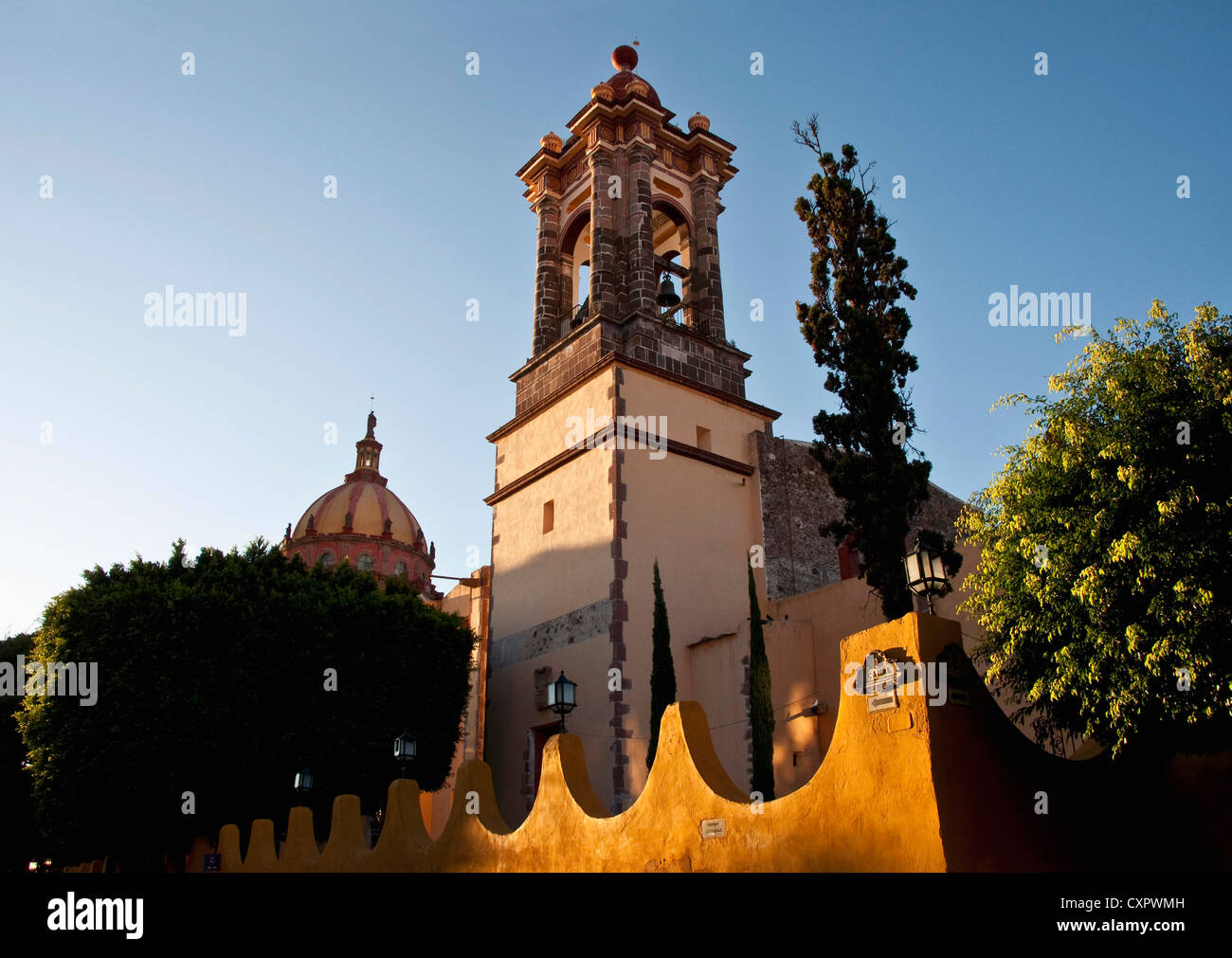 San Miguel de Allende's Templo De La Concepcion (Immaculate Conception Church) am späten Nachmittag Stockfoto