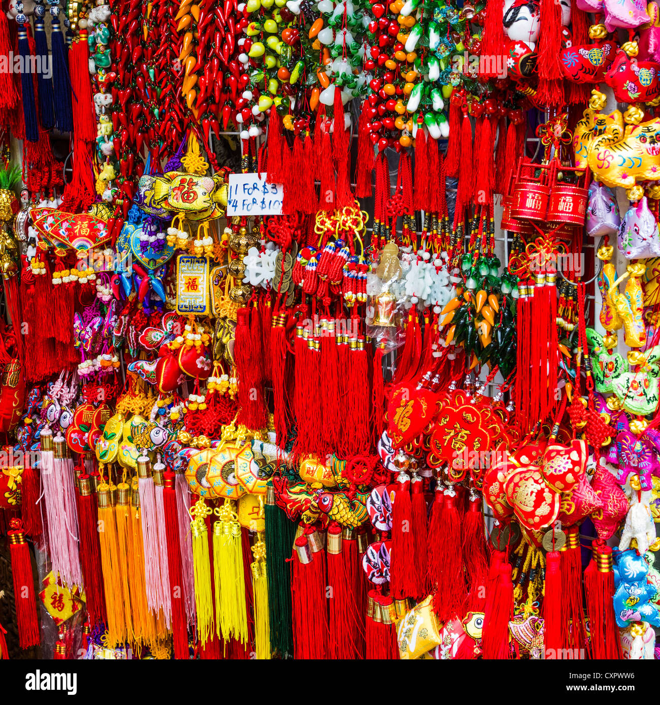 Bunten Quasten für Verkauf in Chinatown, Singapur Stockfoto