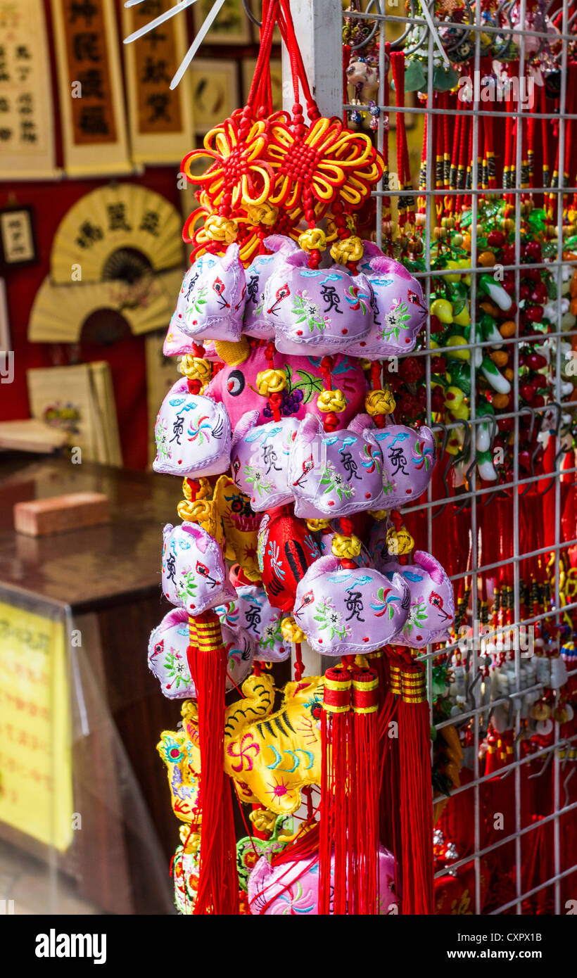 Bunten Quasten für Verkauf in Chinatown, Singapur Stockfoto