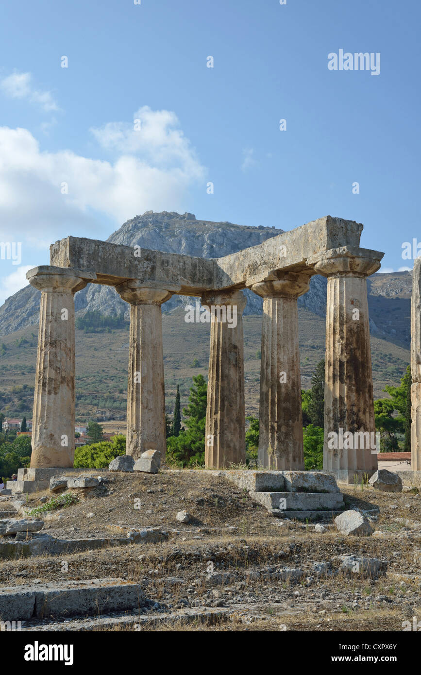 6. Jahrhundert v. Chr. der Apollotempel mit Akrokorinth Rock hinter der antike Korinth, Korinth Gemeinde, Region Peloponnes, Griechenland Stockfoto