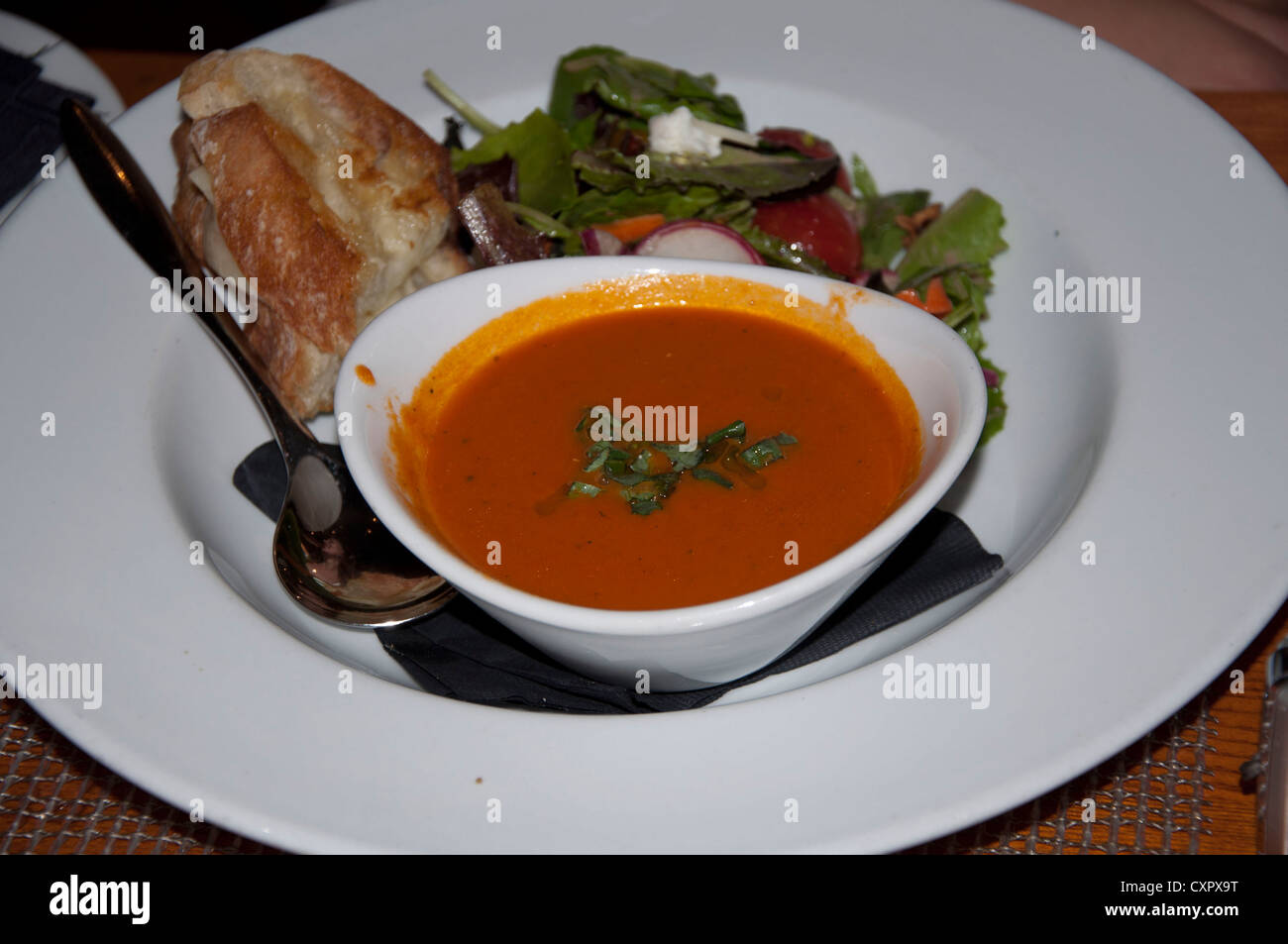 Tomatensuppe mit Salat und toaster Stockfoto