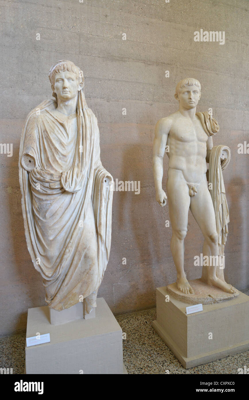 Statuen von Kaiser Augusta & Gaius Caesar, das archäologische Museum der antike Korinth, Corinth Gemeinde, Peloponnes, Griechenland Stockfoto