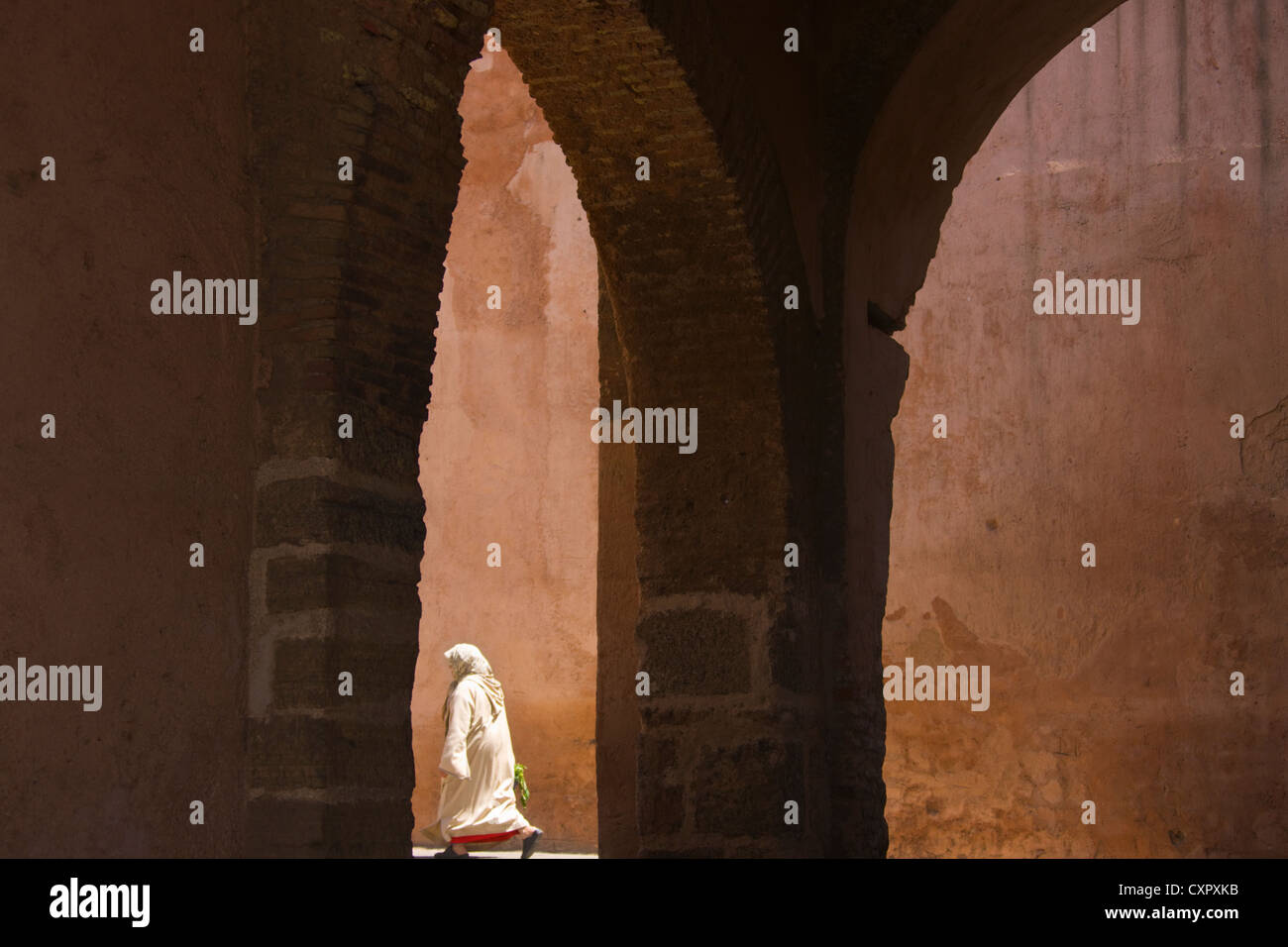 Frau geht durch das Eingangstor zu der alten Medina, Rabat, Marokko Stockfoto