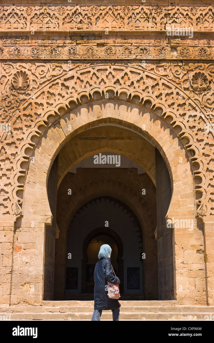 Frau geht durch das Eingangstor zu der alten Medina, Rabat, Marokko Stockfoto