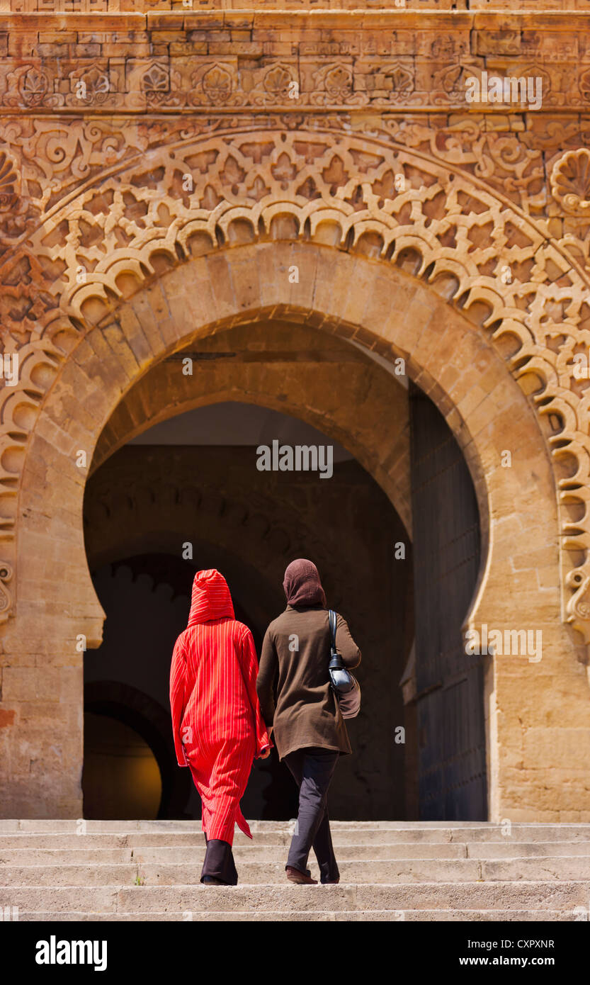 Frauen gehen mit th Eingangstor in der alten Medina, Rabat, Marokko Stockfoto