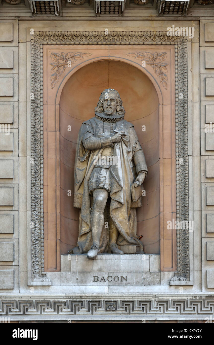 London, England, Vereinigtes Königreich. Statue (von William Theed) Burlington Gardens Fassade von der Royal Academy (Burlington House) Francis Bacon Stockfoto