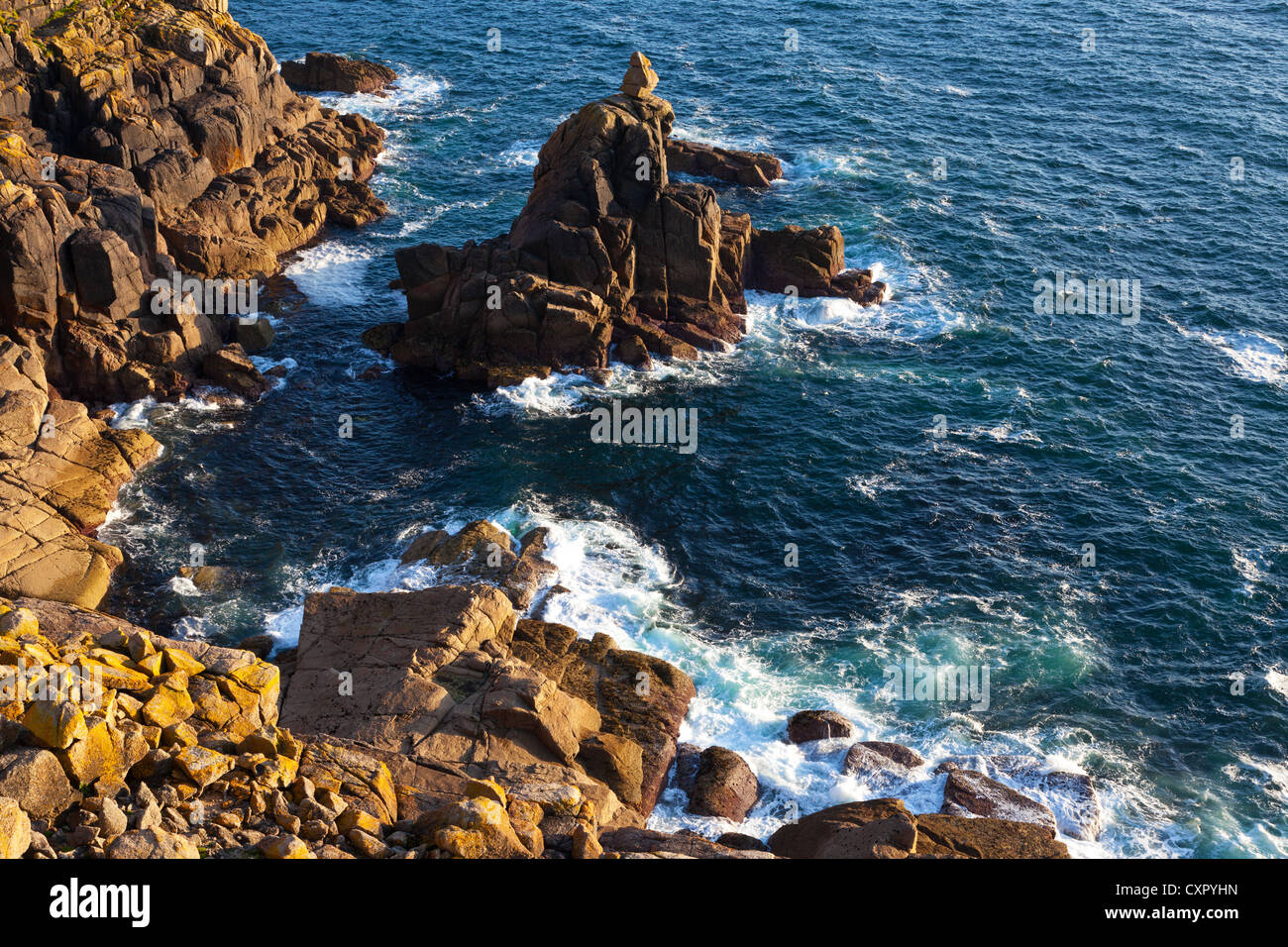 Die kleine Felseninsel bekannt als Irin, Pedn-Männer-du mit Blick auf Bucht in Cornwall England Gamper entnommen. Stockfoto