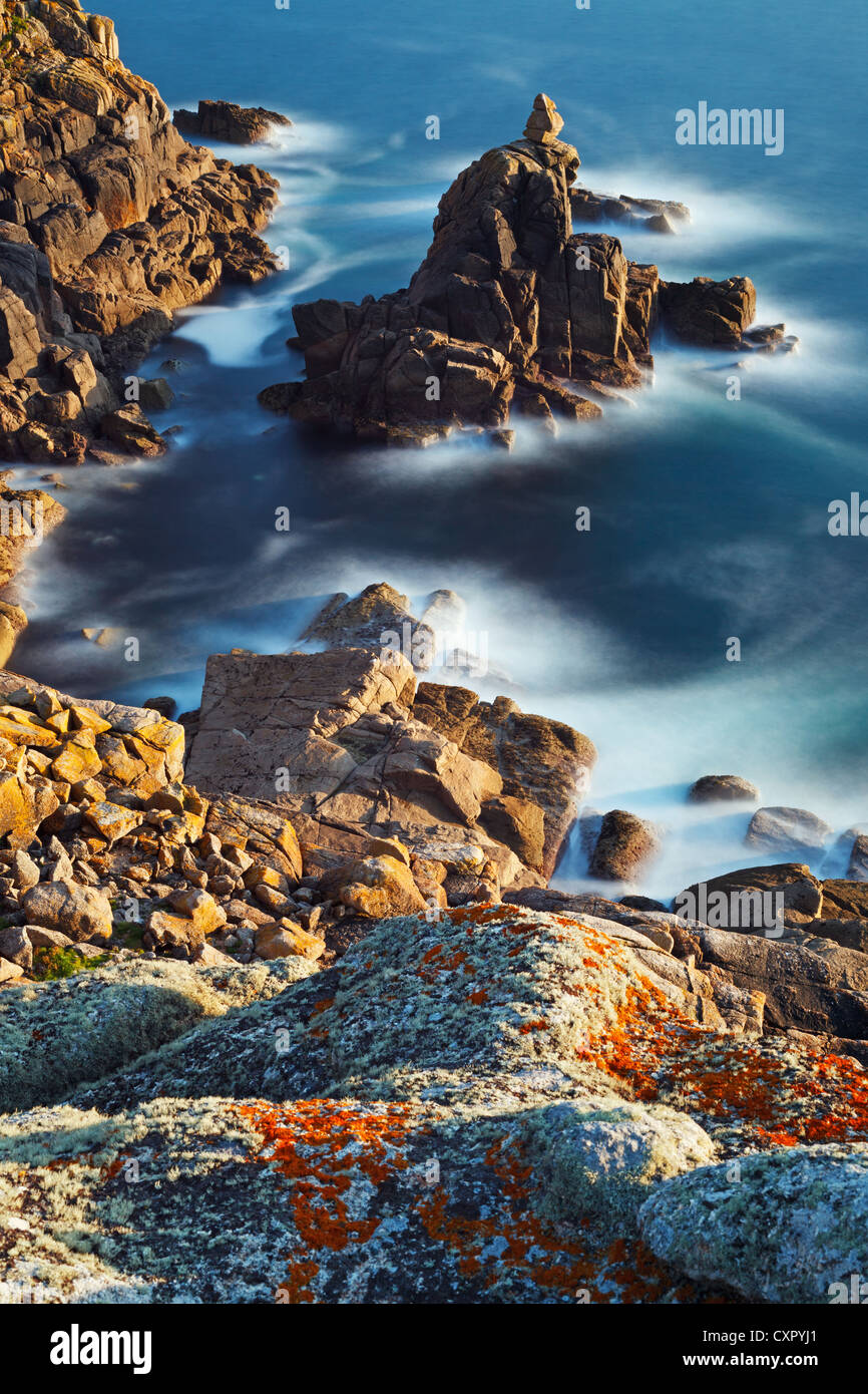 Die kleine Felseninsel bekannt als Irin, Pedn-Männer-du mit Blick auf Bucht in Cornwall England Gamper entnommen. Stockfoto