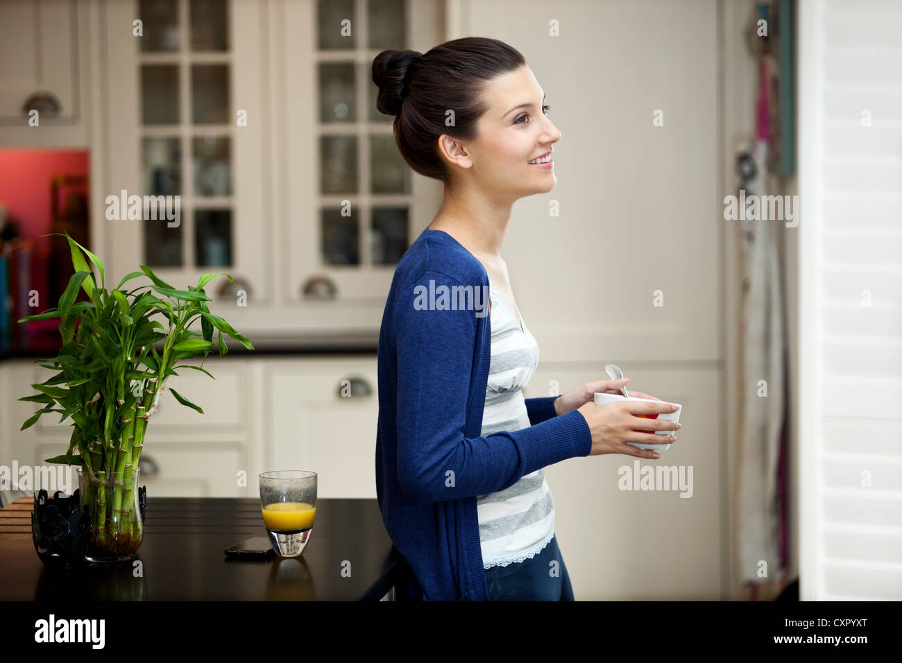 Junge Frau beim Frühstück Stockfoto