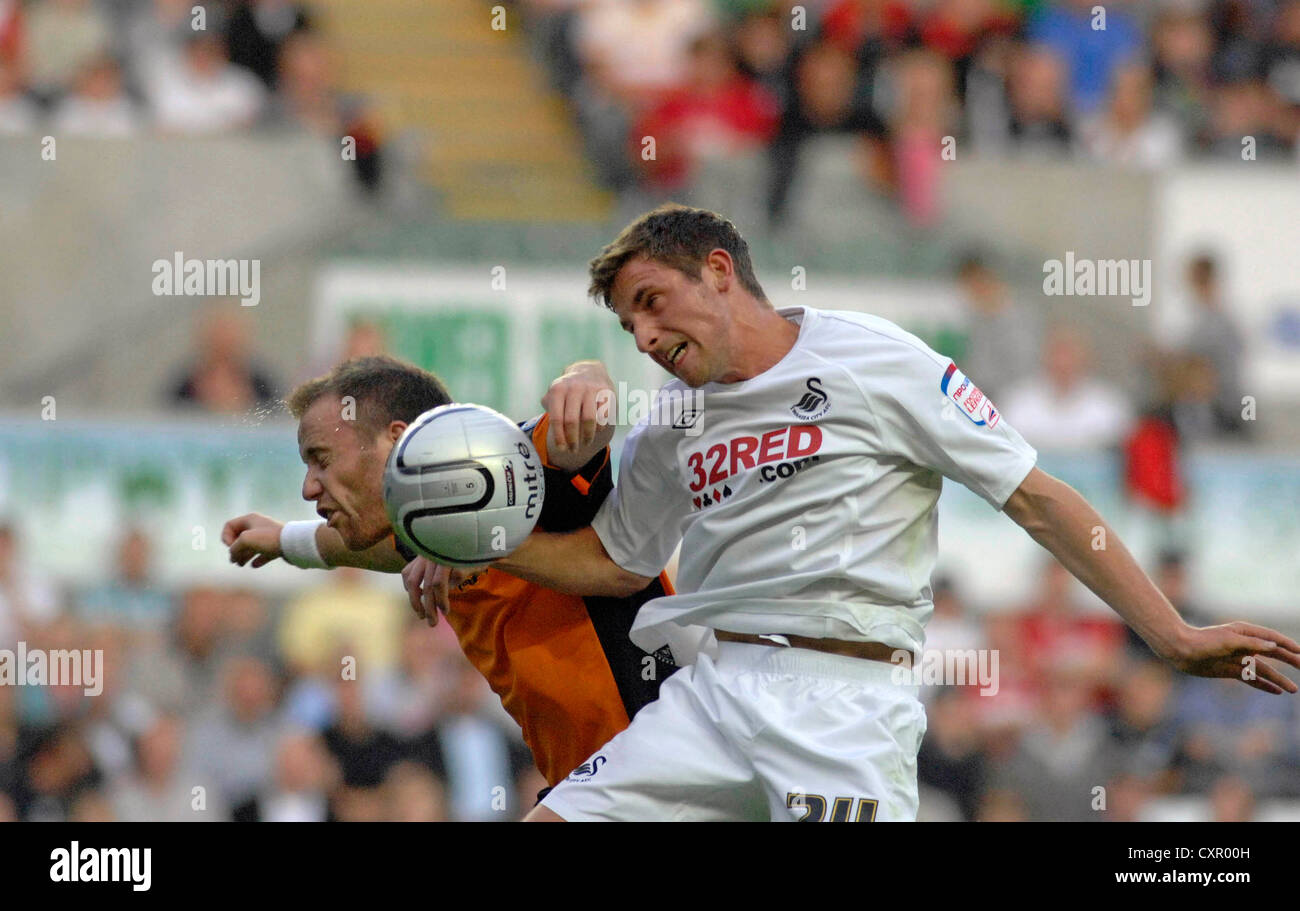 Joe Allen von Swansea leitet den Ball während des Carling-Cup 1. Runde - Swansea City V Barnet im Liberty Stadium in Swansea. Stockfoto