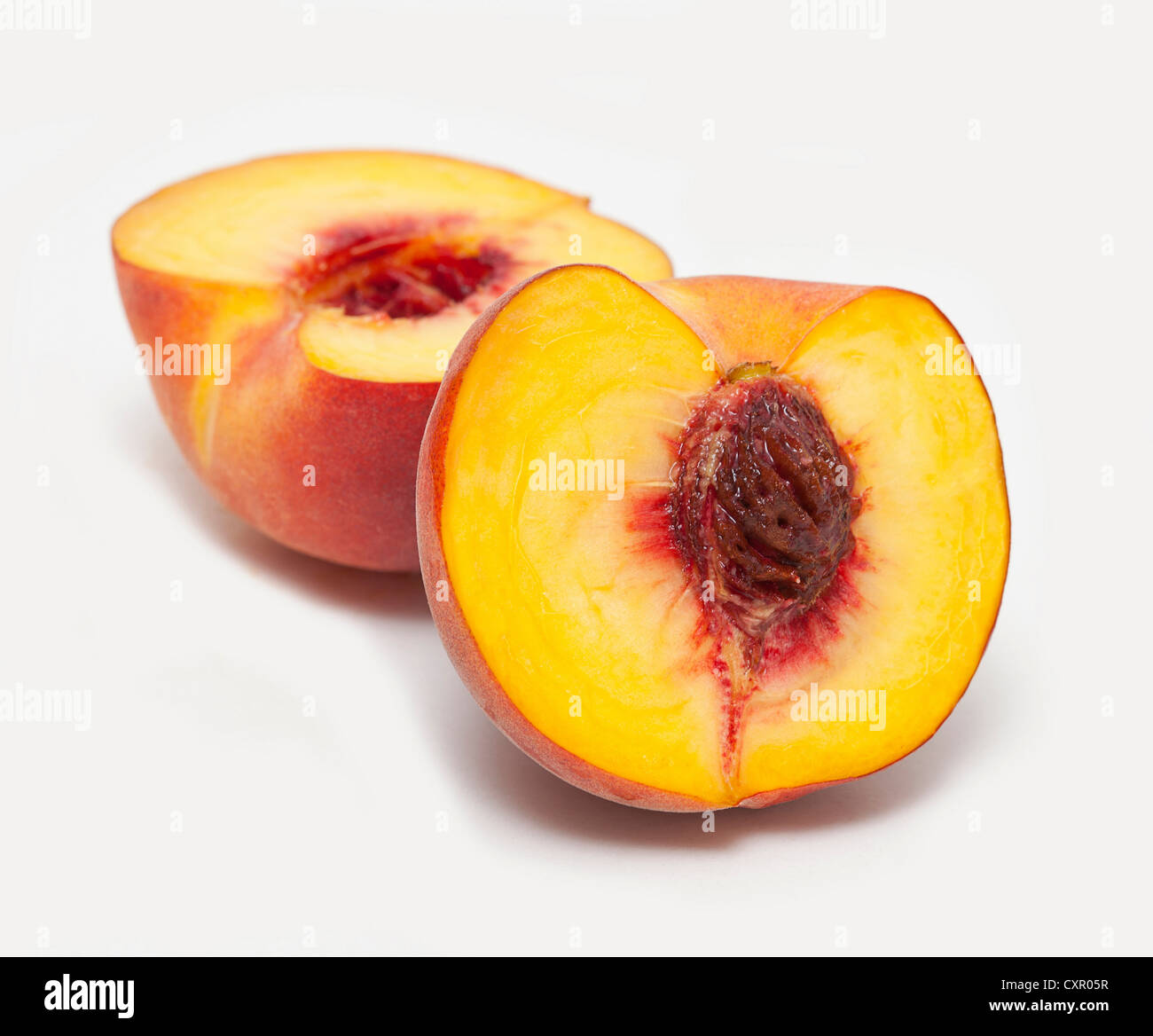 Pfirsich in zwei Hälften geschnitten Stockfoto